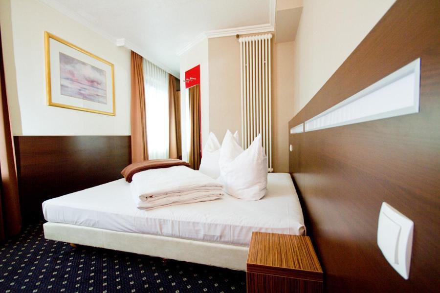Hotel Tourist Frankfurt am Main Room photo