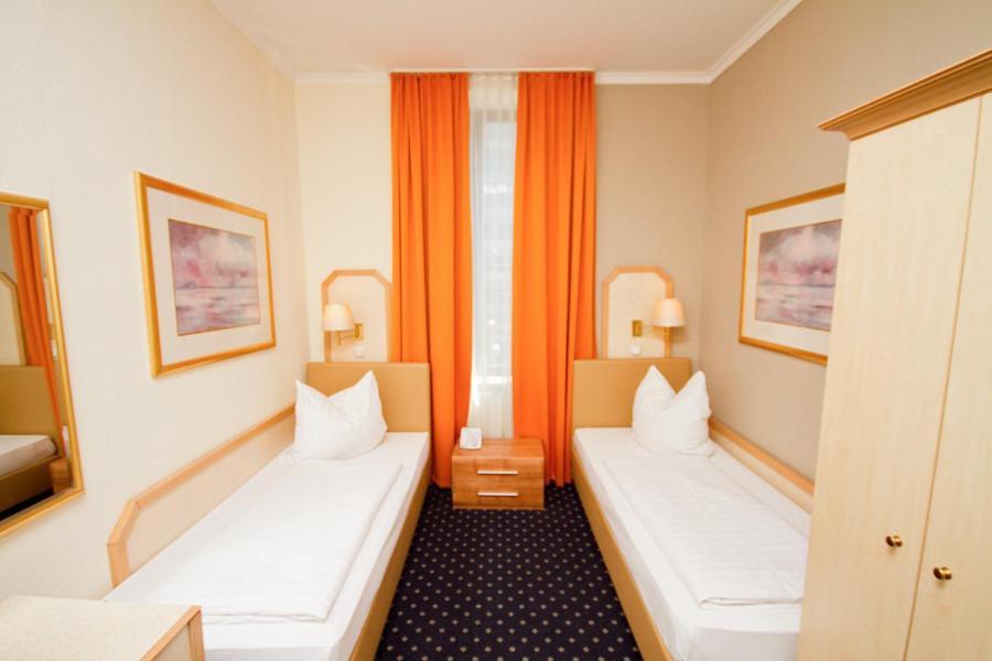 Hotel Tourist Frankfurt am Main Room photo