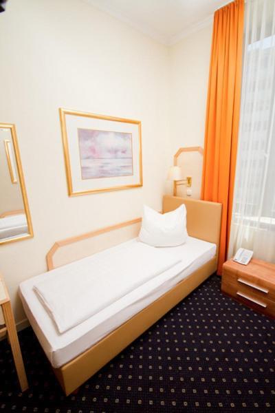 Hotel Tourist Frankfurt am Main Room photo