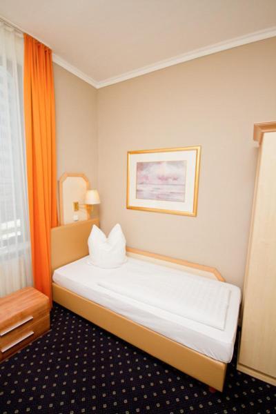 Hotel Tourist Frankfurt am Main Room photo