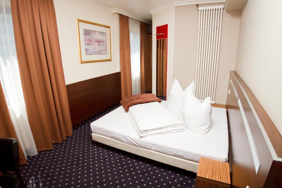 Hotel Tourist Frankfurt am Main Room photo
