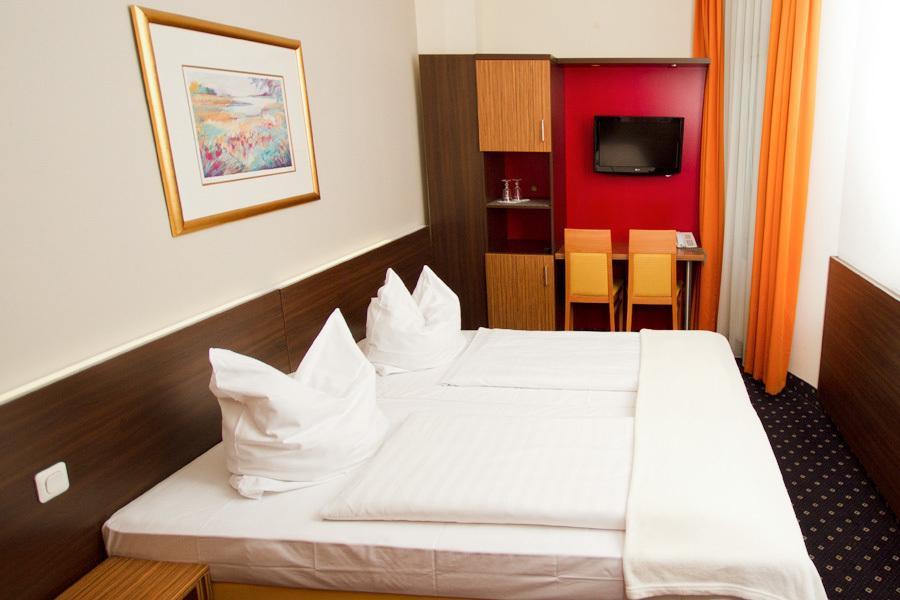 Hotel Tourist Frankfurt am Main Exterior photo