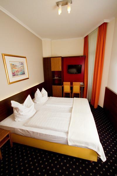 Hotel Tourist Frankfurt am Main Exterior photo